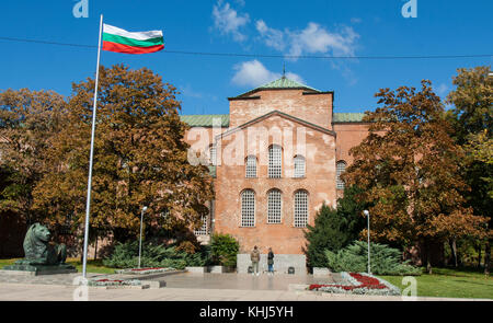 Sofia, Bulgaria - ottobre 06, 2017: Santa Sofia chiesa del IV secolo e il monumento al soldato, morì per l indipendenza della Bulgaria. Foto Stock