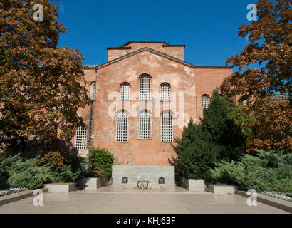 Sofia, Bulgaria - ottobre 06, 2017: Santa Sofia chiesa del IV secolo e il monumento al soldato, morì per l indipendenza della Bulgaria. Foto Stock