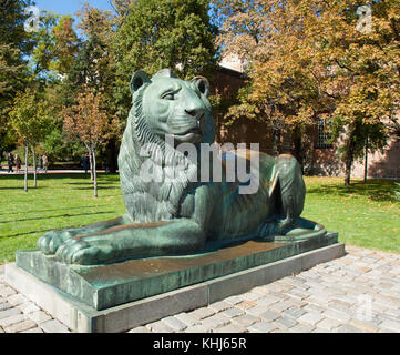 Sofia, Bulgaria - ottobre 06, 2017: Monumento a lion sul memoriale per i soldati morti per la liberazione della Bulgaria. Foto Stock