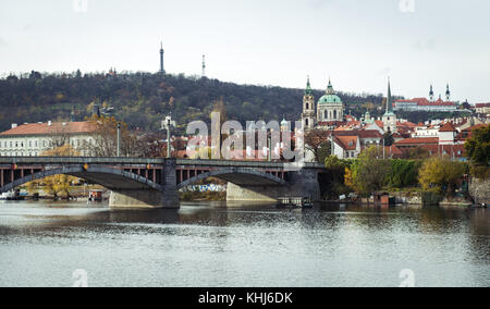 Praga, Repubblica ceca- novembre 12, 2017: manesuv brıdge oltre il fiume Vltava a Praga, Repubblica ceca Foto Stock