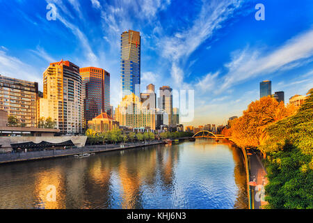 Più alto grattacielo di Melbourne Eureka Tower domina South Yarra cityscape oltre il fiume Yarra nel caldo sole del mattino sotto il cielo blu. Foto Stock