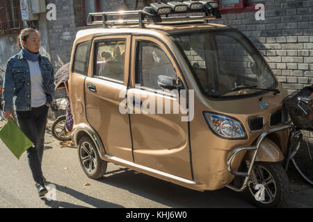 Unlicensed mini auto elettrica è visto a Pechino in Cina. Foto Stock