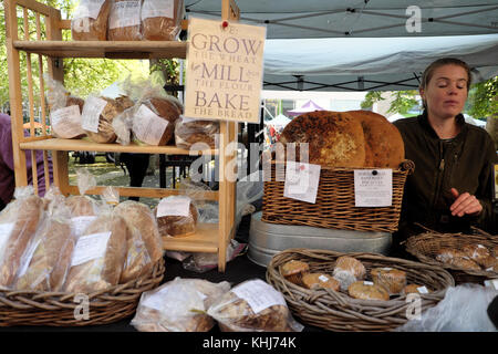 Pane di vendita di stallo in casa pani Portland Mercato degli Agricoltori in ottobre a Portland State University campus Portland Oregon, USA KATHY DEWITT Foto Stock