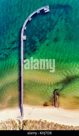 TOp down vista aerea di pesca storico molo di legno in Port Philip bay off Port Melbourne Beach in una giornata di sole. Foto Stock