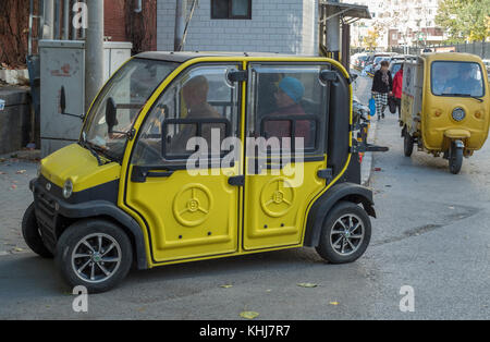 Unlicensed mini auto elettrica è visto a Pechino in Cina. Foto Stock