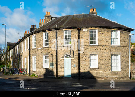 Terrazza vittoriana che termina con una curva casa sulla Piazza Nuova, Cambridge city centre, Cambridgeshire, Inghilterra, Regno Unito. Foto Stock