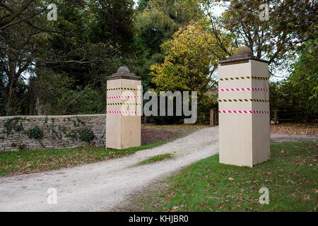 L'ingresso ad una casa di campagna con colonne di pietra rivestite e coperte di legno per la protezione. Foto Stock