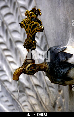 Peacock sagomata fontana potabile in Plovdiv, Bulgaria Foto Stock