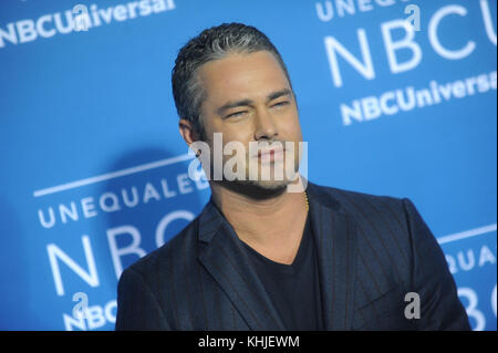 New york, ny - 15 maggio: taylor kinney assiste il 2017 nbcuniversal in anticipo al Radio City Music Hall il 15 maggio 2017 in New York City. persone: taylor kinney trasmissione ref: mnc1 Foto Stock