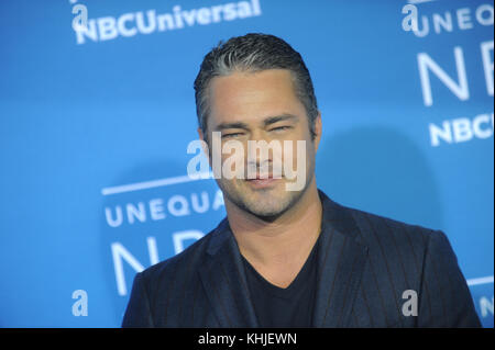 NEW YORK, NY - 15 MAGGIO: Taylor Kinney frequenta il 2017 NBCUniversal Upfront al radio City Music Hall il 15 maggio 2017 a New York. Persone: Taylor Kinney Transmission Ref: MNC1 Foto Stock