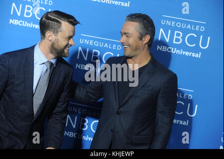 NEW YORK, NY - 15 MAGGIO: Taylor Kinney frequenta il 2017 NBCUniversal Upfront al radio City Music Hall il 15 maggio 2017 a New York. Persone: Taylor Kinney Transmission Ref: MNC1 Foto Stock