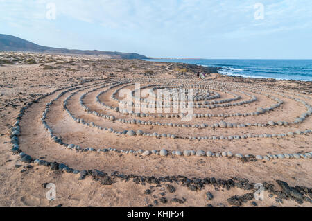 Completamente circolare pietre sul terreno formante una spirale vicino alla spiaggia di Caleta del Sebo, Graciosa, Isole Canarie, Spagna Foto Stock