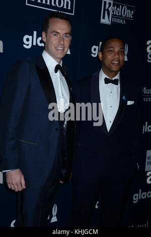 NEW YORK, NY - 6 MAGGIO: Tim Malone, Don Lemon partecipa come Ketel One Vodka sponsorizza il 28° GLAAD Media Awards annuale a New York all'Hilton Midtown il 6 maggio 2017 a New York. Persone: Tim Malone, Don Lemon Transmission Ref: MNC1 Foto Stock