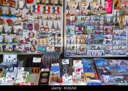 Parigi, Francia - circa giugno 2014: magneti nel negozio di souvenir Foto Stock