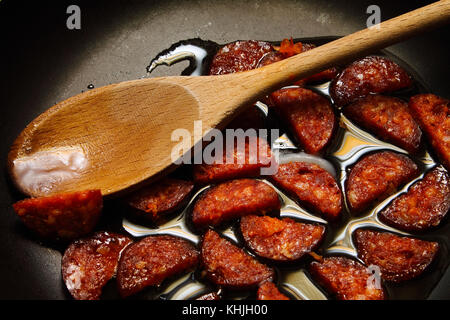 Salsicce e cottura di ortaggi. La prima colazione. Foto Stock