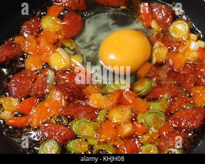 Salsicce e cottura di ortaggi. La prima colazione. Foto Stock