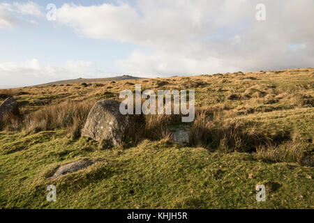 Tipico terreno Dartmoor: massi e bog a Quattro Venti nelle vicinanze Merrivale, guardando verso la grande Mis Tor su Dartmoor Devon, Regno Unito Foto Stock