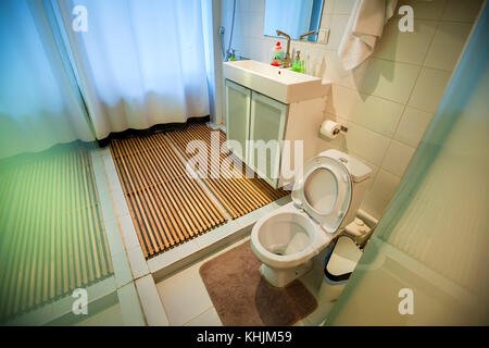 Moderno bagno interno con doccia e wc Foto Stock