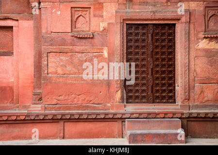 Vecchio vintage porta rossa in India Foto Stock