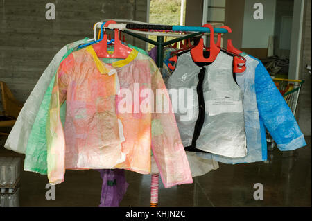 Israele, hiriya, il museo di riciclaggio, plastica riciclata convertito in abiti colorati Foto Stock