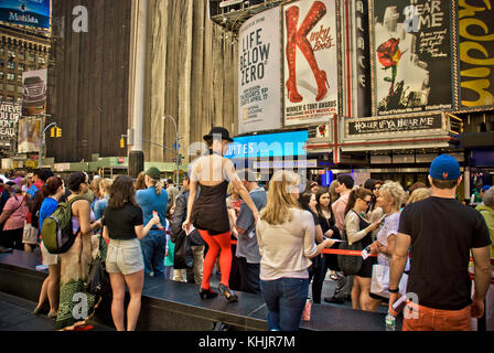 Gente che vende i biglietti per uno spettacolo di Broadway a Times Square, New York Foto Stock