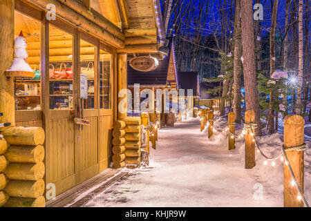 FURANO, Giappone - 15 febbraio 2017: Ningle Terrazza al crepuscolo. La collezione di cottage situato nei boschi sono negozi boutique specializzata in han Foto Stock