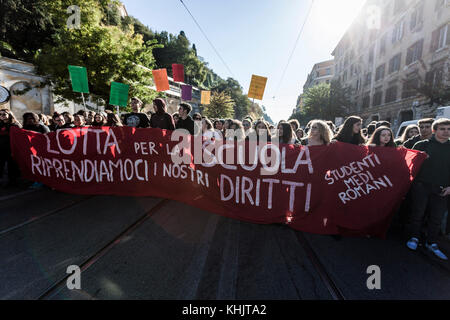 Roma, Italia. 17 nov, 2017. migliaia di studenti hanno tenuto una manifestazione di protesta contro la cosiddetta buona riforma della scuola, la scuola-lavoro alternanza e in difesa della pubblica istruzione in Italia a Roma il 17 novembre 2017. Gli studenti italiani hanno inscenato manifestazioni contro il lavoro di tirocini, che dicono di sfruttamento e non li aiutiamo nel mercato del lavoro. Credito: Giuseppe ciccia/Pacific press/alamy live news Foto Stock