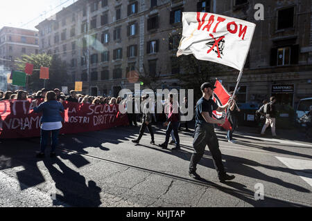 Roma, Italia. 17th Nov 2017. Migliaia di studenti hanno tenuto una manifestazione per protestare contro la cosiddetta riforma della buona Scuola, l'alternanza scuola-lavoro e in difesa dell'istruzione pubblica a Roma, in Italia, il 17 novembre 2017. Gli studenti italiani hanno organizzato dimostrazioni contro schemi di collocamento, che dicono siano sfruttativi e non li aiutano nel mercato del lavoro. Credit: Giuseppe Ciccia/Pacific Press/Alamy Live News Foto Stock