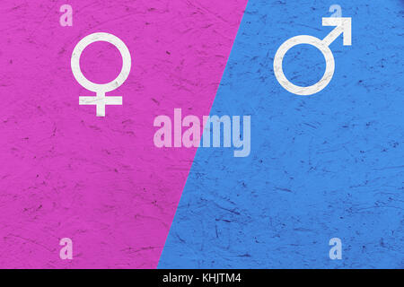 Maschio e femmina gender simboli (Marte e Venere segni) su rosa e blu texture irregolare dello sfondo. Concetto di immagine per il sesso femminile e maschile Foto Stock