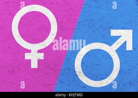 Maschio e femmina gender simboli (Marte e Venere segni) su rosa e blu texture irregolare dello sfondo. Concetto di immagine per il sesso femminile e maschile, Foto Stock