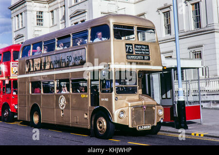 Bus d'oro per celebrare i 50 anni di anniversario (giubileo d'oro) dei trasporti di Londra. autobus no rm1983 ar27 reg no ald983b immagine presa in giugno 1983 Foto Stock
