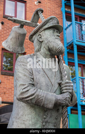 Statua di bronzo del capitano Cat Quartiere Marittimo Swansea Marina Swansea West Glamorgan Galles Foto Stock