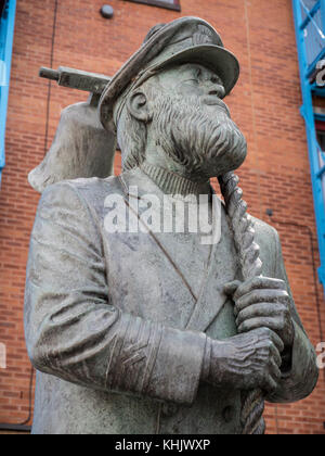 Statua di bronzo del capitano Cat Quartiere Marittimo Swansea Marina Swansea West Glamorgan Galles Foto Stock