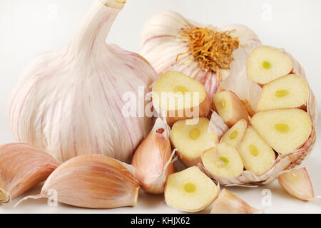 Lampadine e chiodi di garofano di aglio fresco - close up Foto Stock