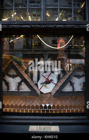 ''Twas la notte prima di Natale' a Liberty of London come esso ha presentato la sua più recente festive window display, Regent Street, Londra, Regno Unito Foto Stock