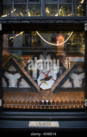 ''Twas la notte prima di Natale' a Liberty of London come esso ha presentato la sua più recente festive window display, Regent Street, Londra, Regno Unito Foto Stock