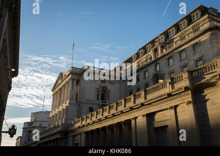 Esterno della banca di Inghilterra su Threadneedle Street in Square Mile, la capitale del distretto finanziario, il 13 novembre 2017, nella città di Londra, Inghilterra. La Bank of England, è la banca centrale del Regno Unito e il modello sul quale la maggior parte dei moderni le banche centrali sono state basate. Istituito nel 1694, è la seconda più antica banca centrale al mondo. Sir Herbert Baker's ricostruzione della banca, demolendo la maggior parte di Sir John Soane's precedente edificio, è stato descritto da storico architettonico Nikolaus Pevsner come " il più grande delitto architettonico, nella City di Londra, del xx Foto Stock