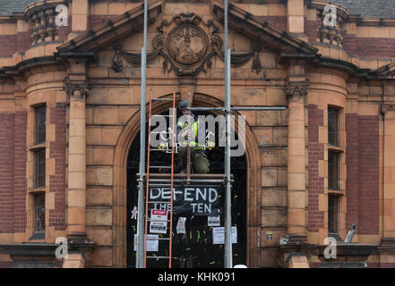 Operai cominciare a erigere impalcature per la parte anteriore del Il Grade ii Listed è un pubblico di Carnegie Library in Herne Hill, chiuso dal consiglio di Lambeth nel 2016 di parzialmente-convertirlo in una palestra - qualcosa che la gente del posto e gli utenti della biblioteca dicono che non desiderano o non necessitano, il 15 novembre 2017, a Londra, in Inghilterra. Foto Stock