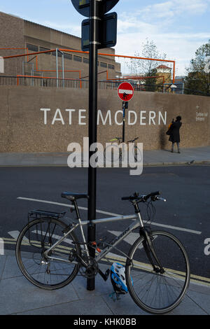 Al di fuori di Tate Modern art gallery sulla Southbank, il 13 novembre 2017, a Londra, in Inghilterra. Foto Stock