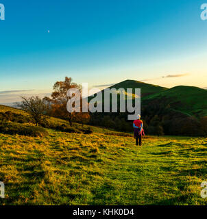 Una donna che cammina nella contemplazione su Malvern Hills, Malvern, Regno Unito Foto Stock