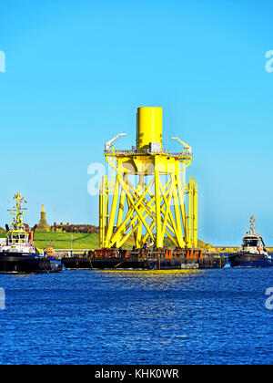 Chiatta Osprey Carrier II con un carico massiccio di turbine eoliche o piattaforma di perforazione in arrivo al fiume Tyne Foto Stock