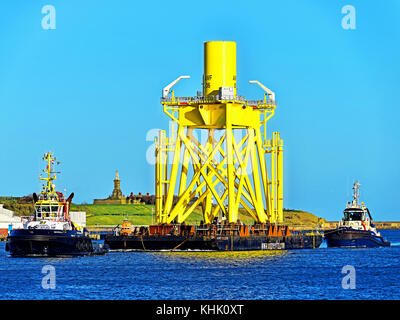 Chiatta Osprey Carrier II con un carico massiccio di turbine eoliche o piattaforma di perforazione in arrivo al fiume Tyne Foto Stock