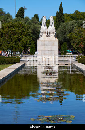 Statua del mitico ippocampo racing oltre lo stagno nel giardino dell'empire square (Praca do imperio). belem. Lisbona. Portogallo Foto Stock