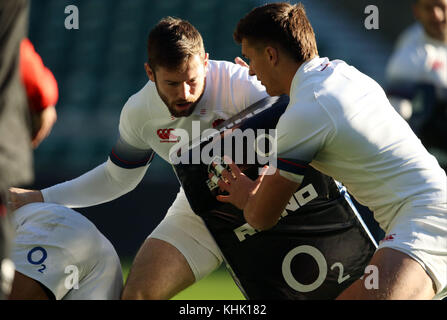 Elliot Daly e Henry Srade in Inghilterra durante una sessione di allenamento al Twickenham Stadium di Londra. Foto Stock