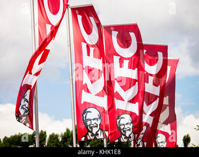 Kentucky Fried Chicken bandiere nella parte anteriore di un kfc ristorante vicino a Frankfurt am Main (Germania) Foto Stock