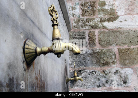 Rubinetti in ottone sulla parete della fontana nel palazzo topkapi ad Istanbul in Turchia Foto Stock