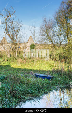 Un dereiict fienile in attesa di conversione vicino al fiume Nene Foto Stock