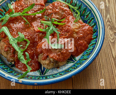 Libanese shawarma di pollo polpette di carne in salsa di pomodoro, chiudere ip Foto Stock