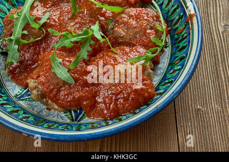 Libanese shawarma di pollo polpette di carne in salsa di pomodoro, chiudere ip Foto Stock