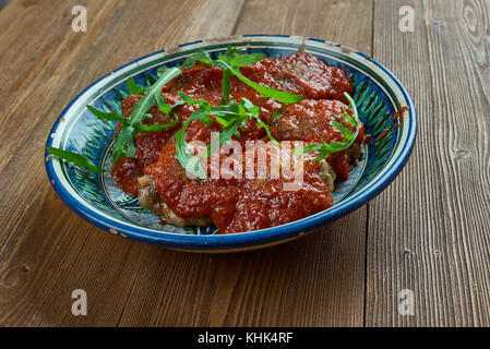 Libanese shawarma di pollo polpette di carne in salsa di pomodoro, chiudere ip Foto Stock